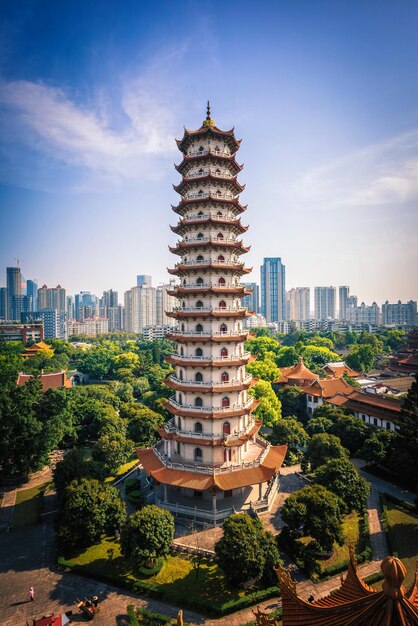 Foto torre contra el cielo