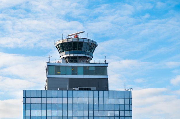 Torre de control del aeropuerto en funcionamiento con puesto de mando de transporte aéreo de cabina transparente en varios pisos