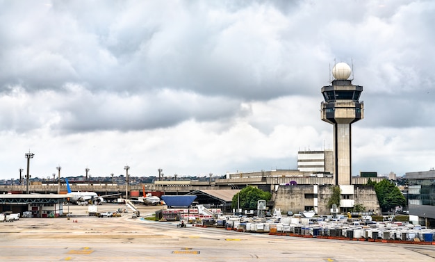 Torre de control del tráfico aéreo del aeropuerto de Guarulhos en Sao Paulo