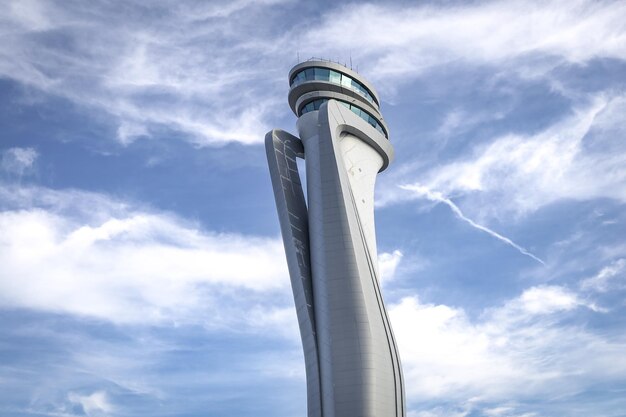 Torre de control del tráfico aéreo del nuevo aeropuerto de Estambul