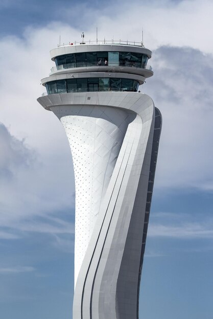 Torre de control del tráfico aéreo del nuevo aeropuerto de Estambul