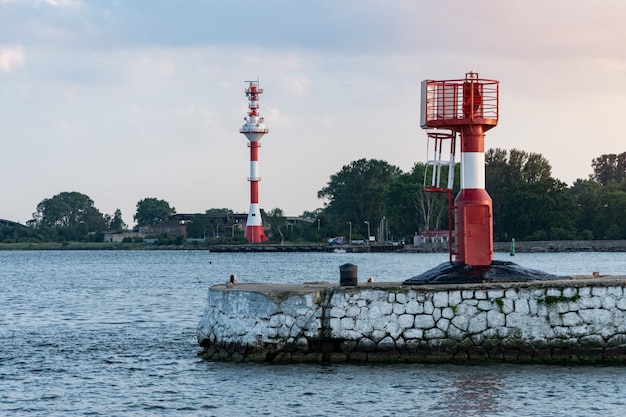 Torre de control de tráfico de buques. Torre de vigilancia meteorológica y marítima. Embarcadero rompeolas para proteger los barcos de las olas del mar