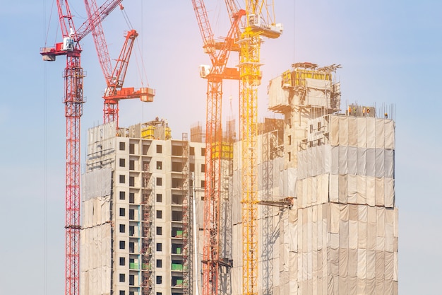 La torre crain para construcción en fondo de cielo azul