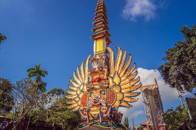 Torre de cremación Bade con esculturas tradicionales balinesas de demonios y flores en la calle central de la isla de Ubud Bali Indonesia Preparado para una próxima ceremonia de cremación