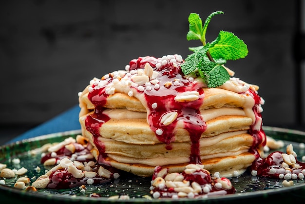 Torre de crepes con yogur de nueces y mermelada de cerezas