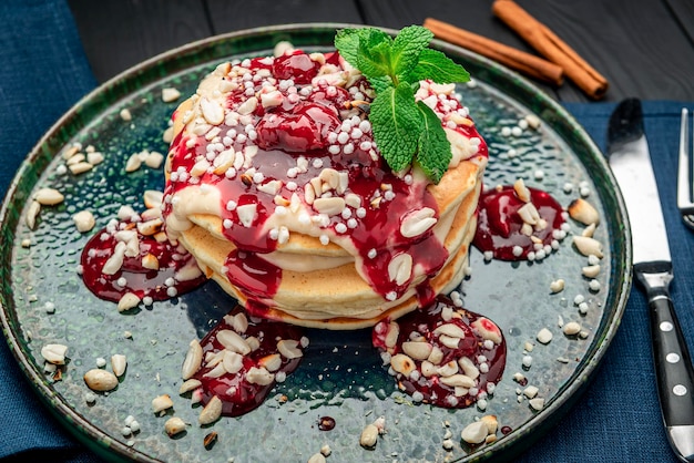 Torre de crepes con yogur de nueces y mermelada de cerezas