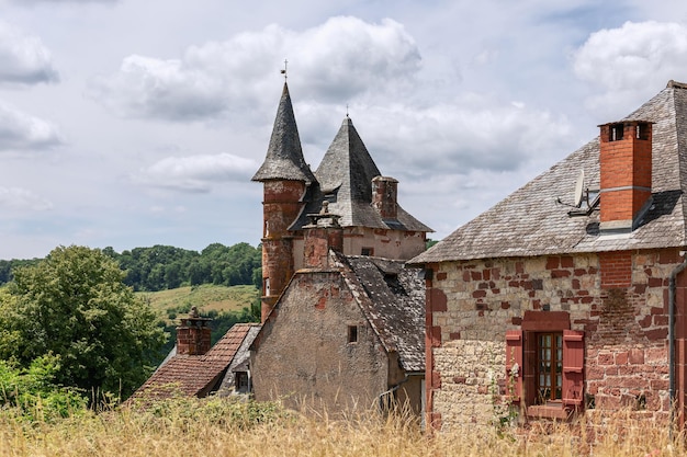 Torre cuadrada de Castel de Maussac que esconde la construcción de rocas departamento de Correze Nueva Aquitania Francia