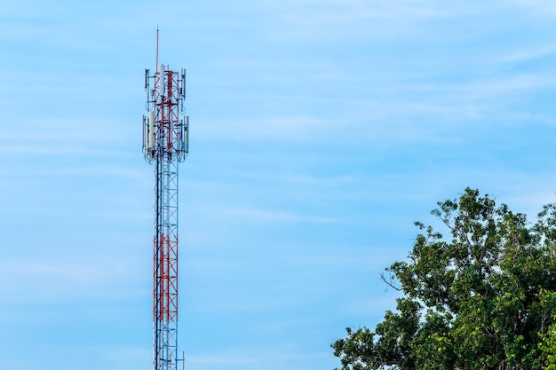 Torre da antena do receptor da estação móvel com fundo da luz do dia do céu azul das nuvens macias