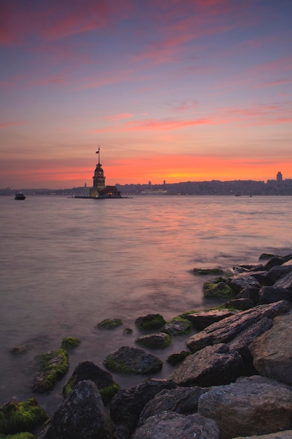 Foto torre da donzela em istambul ao pôr do sol
