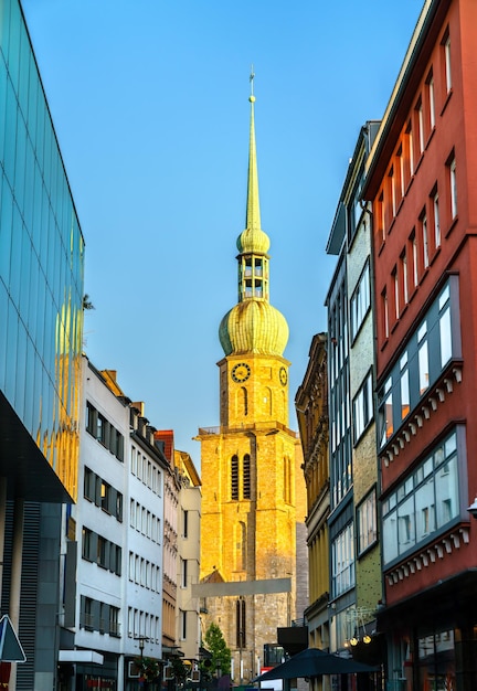 Torre da histórica Igreja de St Reinold em Dortmund Alemanha