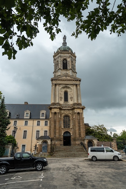 Torre da Igreja de Saint-Melaine Church em Rennes. Capital da província da Bretanha, França