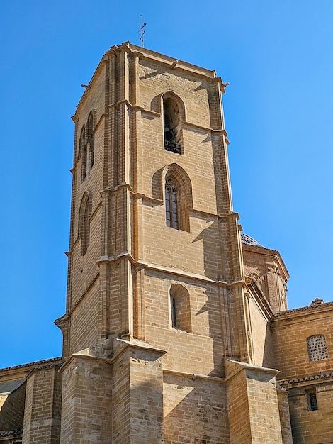 Foto torre da igreja de santa maria la mayor em alcaniz