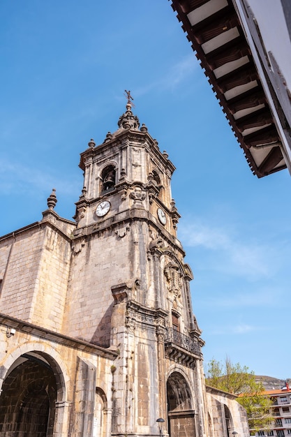 Torre da Paróquia de San Martin na praça goiko ao lado da prefeitura em Andoain Gipuzkoa País Basco