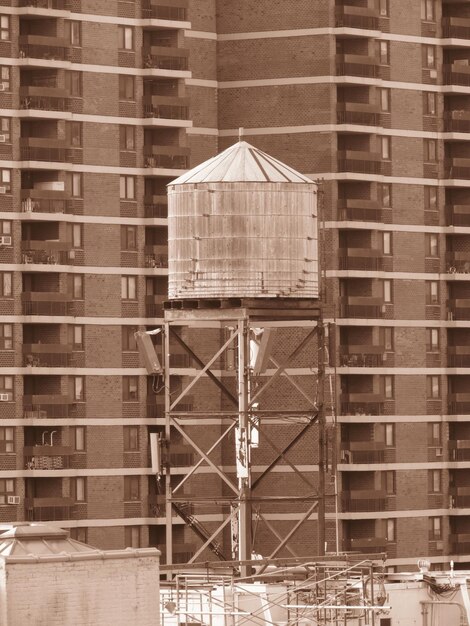 Torre de água contra edifícios