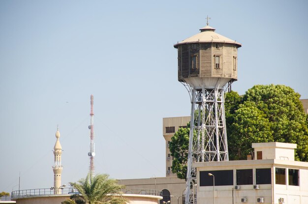 Foto torre de água nas margens do rio nilo, luxor.