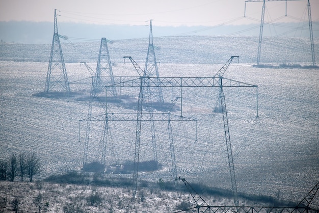 Torre de alta tensão com linhas elétricas que transferem energia elétrica através de fios de cabo