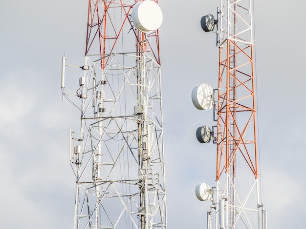 Foto torre de antena de comunicação e fundo do céu