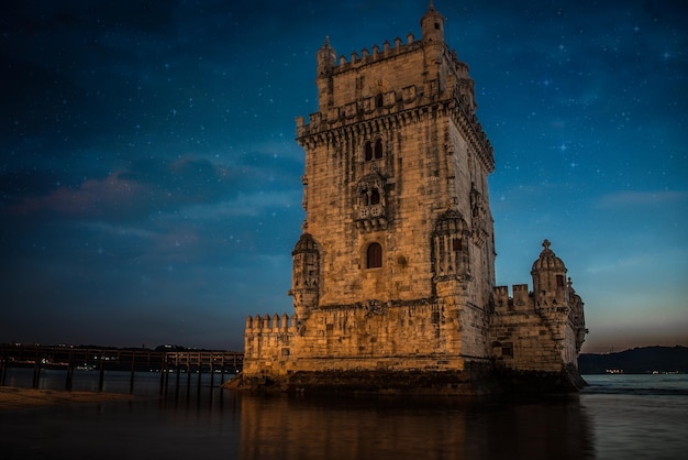Torre de Belem am Fluss in der Nacht