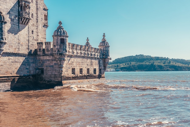 Torre de belem em portugal com rio