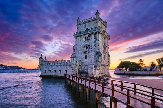 Torre de Belém na margem do rio tejo ao entardecer após o pôr do sol lisboa portugal