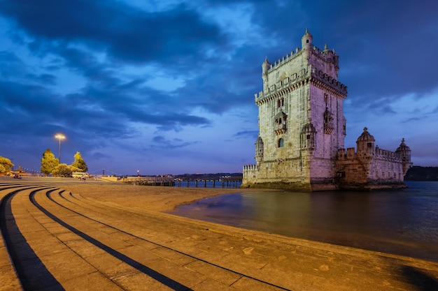 Torre de Belém na margem do Rio Tejo no crepúsculo Lisboa Portugal