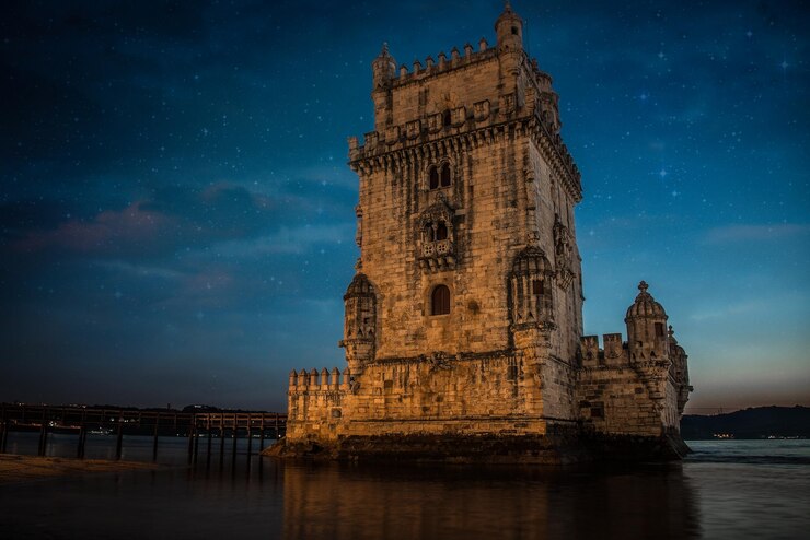 Foto torre de belem pelo rio à noite