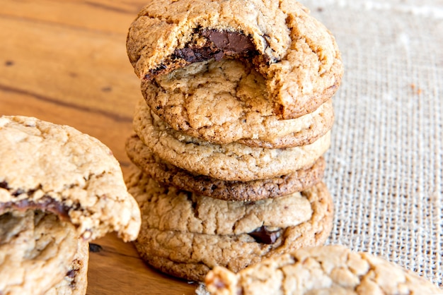 Torre de biscoito de chocolate caseiro em cima da mesa.