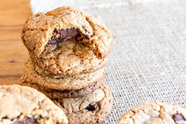 Torre de biscoito de chocolate caseiro em cima da mesa.