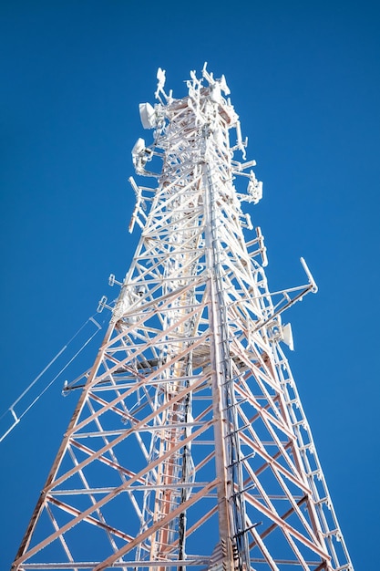 Torre de celular coberta de gelo.