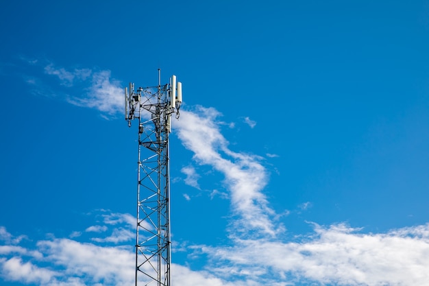 Torre de celular com fundo de céu azul