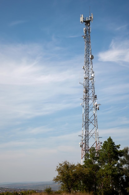 Torre de celular que transmite sinais para telefones