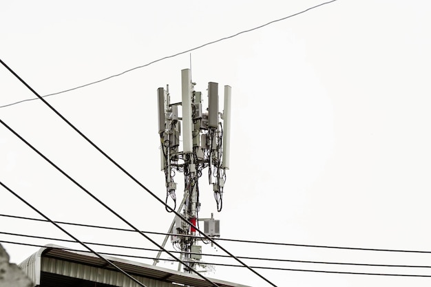 Torre de comunicação com antenas no topo do edifício e fundo de céu azul brilhante