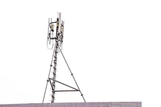 Torre de comunicação com antenas no topo do edifício isolada em fundo branco