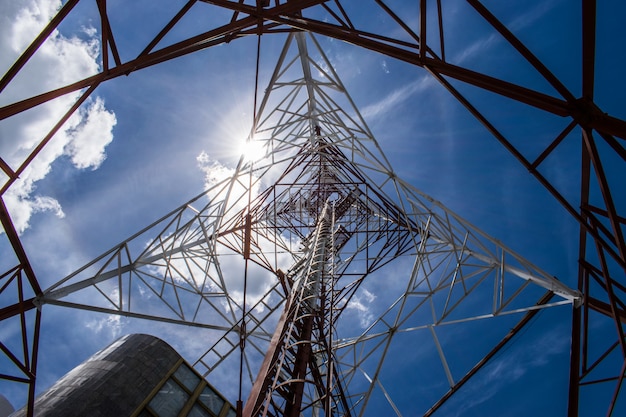 Foto torre de comunicação com fundo azul céu