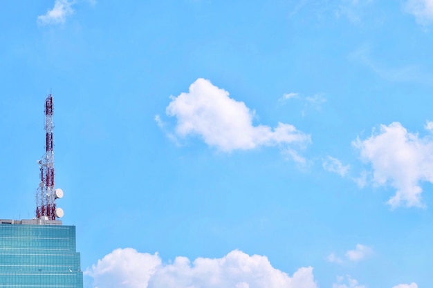 Torre de comunicação e pólo elétrico com céu azul