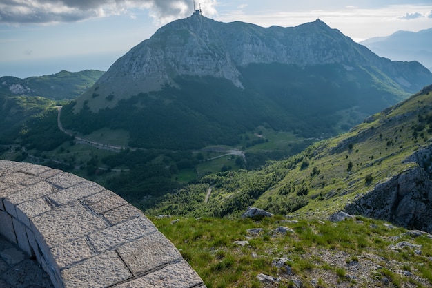 torre de comunicação móvel está localizada em uma montanha alta.