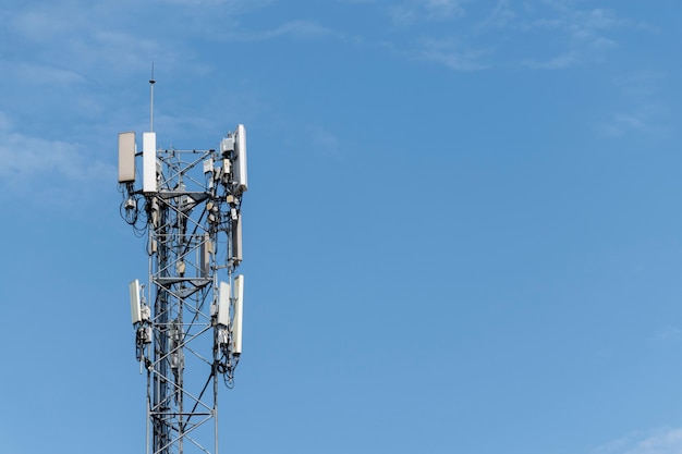 Torre de comunicação no céu azul