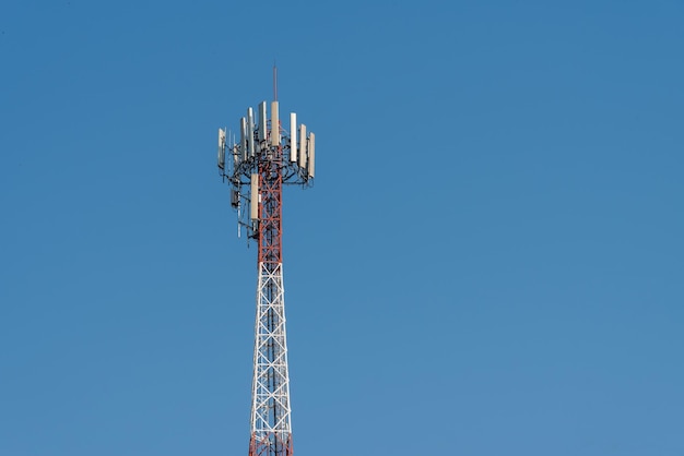 Torre de comunicação no fundo do céu azul