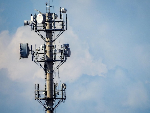 Torre de comunicações contra o céu