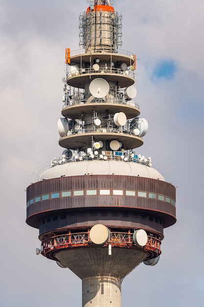 Foto torre de comunicações da cidade de madrid com uma multiplicidade de antenas e dispositivos de transmissão de sinal