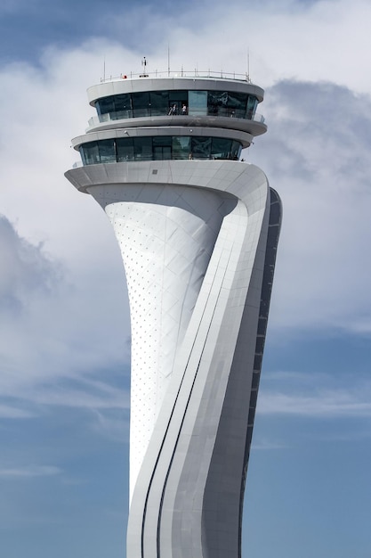 Foto torre de controle de tráfego aéreo do novo aeroporto de istambul