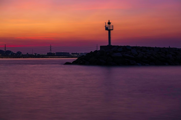 Torre de controle de tráfego de navios no pôr do sol crepuscular