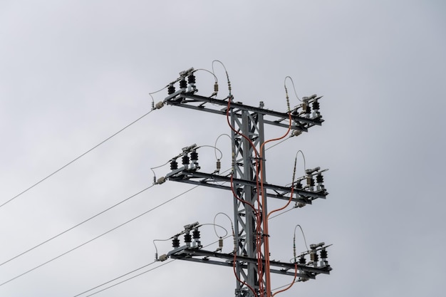 torre de eletricidade de montanha com dia nublado