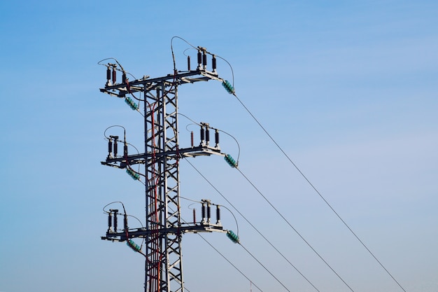 Torre de eletricidade e céu