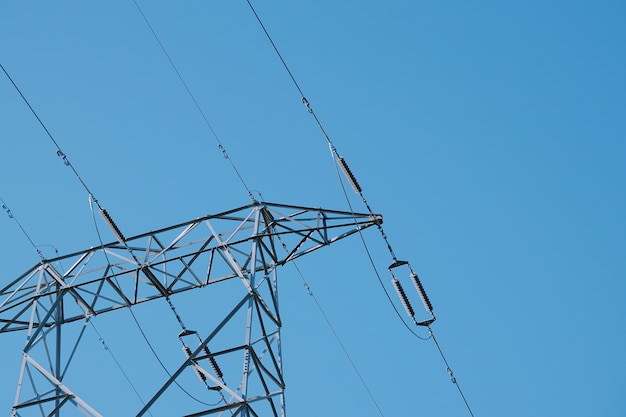 Torre de eletricidade e céu