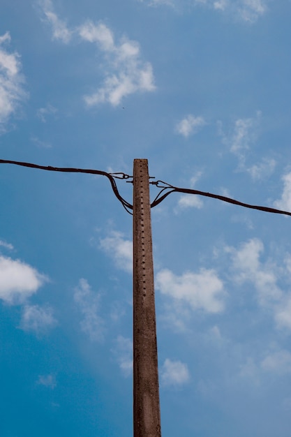 Torre de eletricidade na montanha na natureza