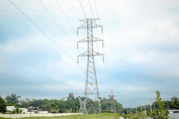 Torre de energia de alta tensão com vários fios grossos