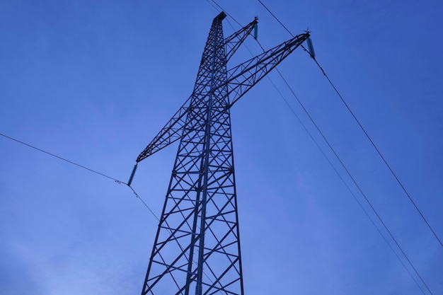 Torre de energia de alta tensão contra o céu azul