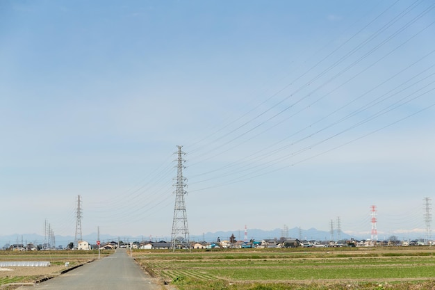 Torre de energia e linhas de transmissão