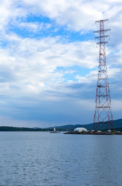 Torre de energia elétrica e farol marinho